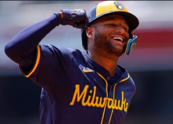 El venezolano Jackson Chourio logró su primer triple en las Grandes Ligas
