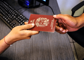 Venezolanos en Chile podrán salir con pasaportes vencidos tras cierre de embajada