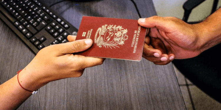 Venezolanos en Chile podrán salir con pasaportes vencidos tras cierre de embajada
