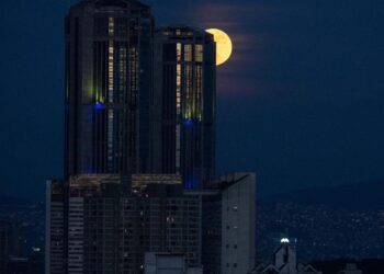 Las imágenes de la superluna azul (y por qué se vio roja en algunos lugares)