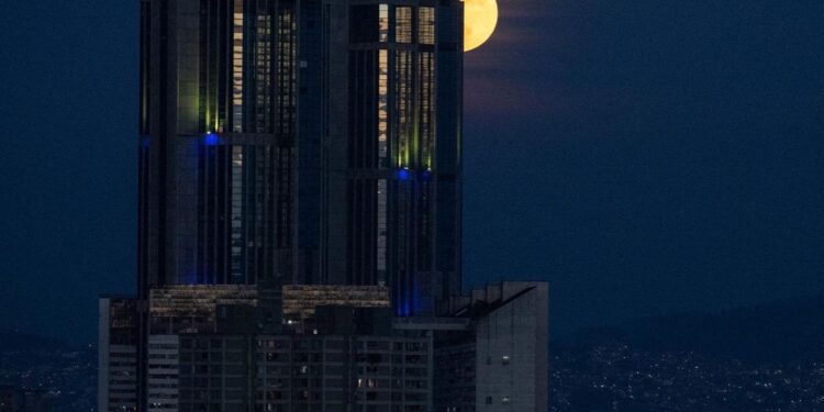 Las imágenes de la superluna azul (y por qué se vio roja en algunos lugares)