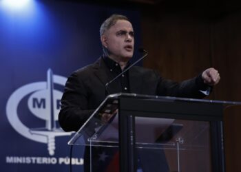 Saab acusa a manifestantes de simular asesinatos con salsa de tomate