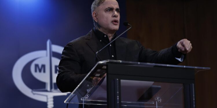 Saab acusa a manifestantes de simular asesinatos con salsa de tomate