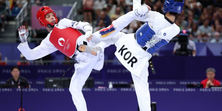 Yohandri Granado recibe diploma olímpico en taekwondo