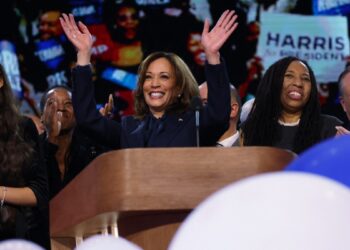 Harris no se aleja del enfoque de Biden sobre la democracia, pero le da su propio giro