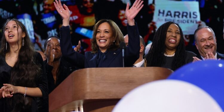 Harris no se aleja del enfoque de Biden sobre la democracia, pero le da su propio giro