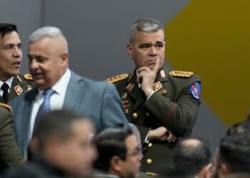 Militares reafirman lealtad a Maduro. Oposición defenderá sus actas.