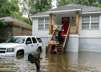 La tormenta tropical Debby arrasa el sureste de EEUU y se espera que toque tierra por segunda vez en las próximas horas