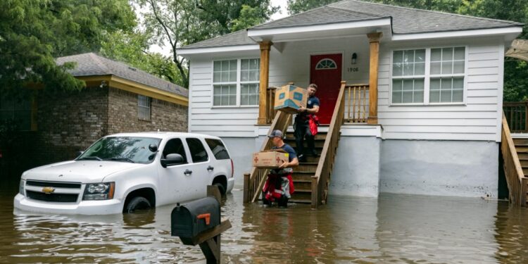 La tormenta tropical Debby arrasa el sureste de EEUU y se espera que toque tierra por segunda vez en las próximas horas