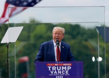 Los candidatos republicanos Donald Trump y JD Vance amplían sus críticas a la política migratoria de Kamala Harris.