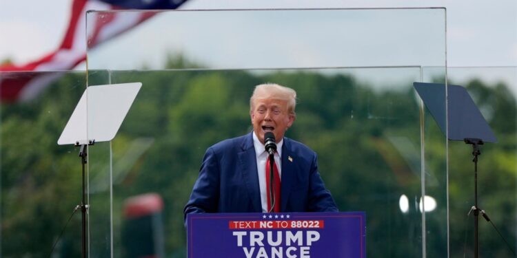 Los candidatos republicanos Donald Trump y JD Vance amplían sus críticas a la política migratoria de Kamala Harris.