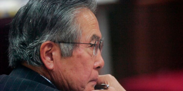 Perú promulga ley que limita condenas por lesa humanidad y favorece al expresidente Fujimori