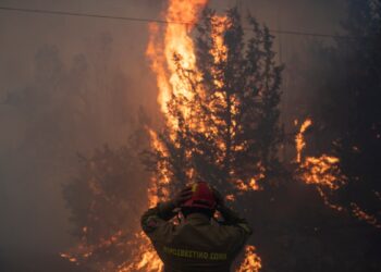 Cientos de bomberos combaten gran incendio forestal descontrolado cerca de la capital griega
