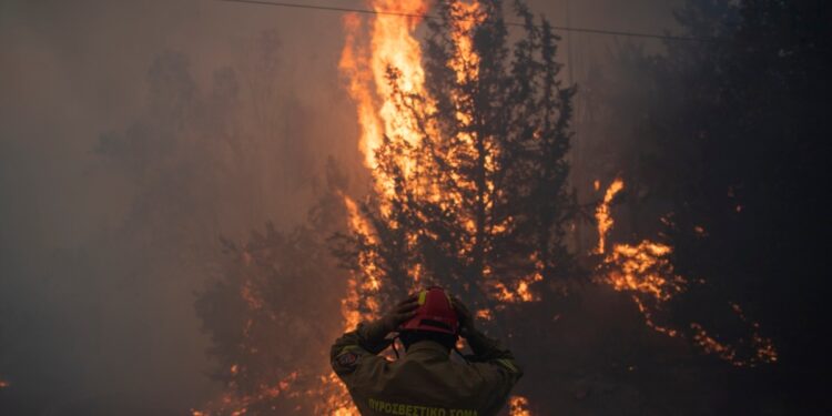 Cientos de bomberos combaten gran incendio forestal descontrolado cerca de la capital griega