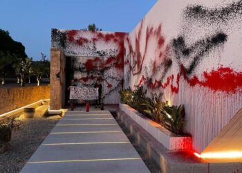 Activistas climáticos vandalizan fachada de la mansión de Messi en Ibiza