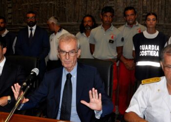 Italia abre investigación por homicidio involuntario tras el naufragio del yate de un millonario británico