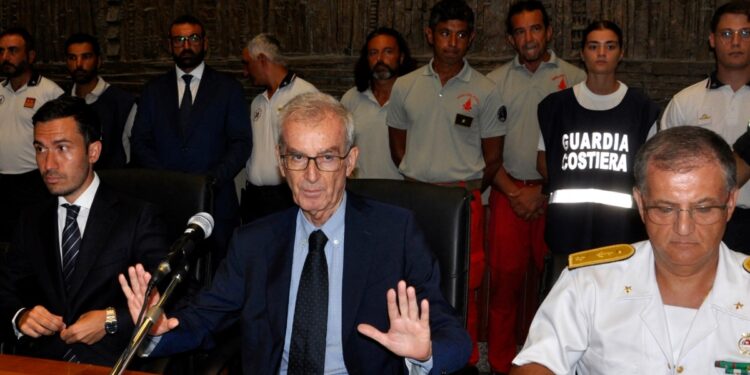 Italia abre investigación por homicidio involuntario tras el naufragio del yate de un millonario británico