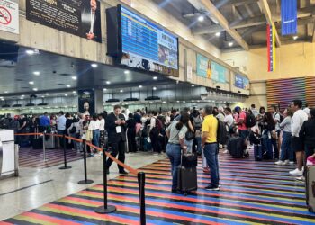 Precio de los pasajes aéreos a Colombia se han sextuplicado en las últimas dos semanas
