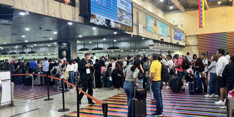 Precio de los pasajes aéreos a Colombia se han sextuplicado en las últimas dos semanas