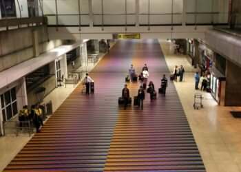 Miles de pasajeros varados; régimen cancela vuelos a países que piden transparencia electoral