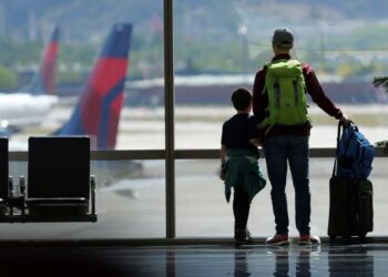 Beneficiarios del parole humanitario con permiso de viaje activo pueden volar a EEUU