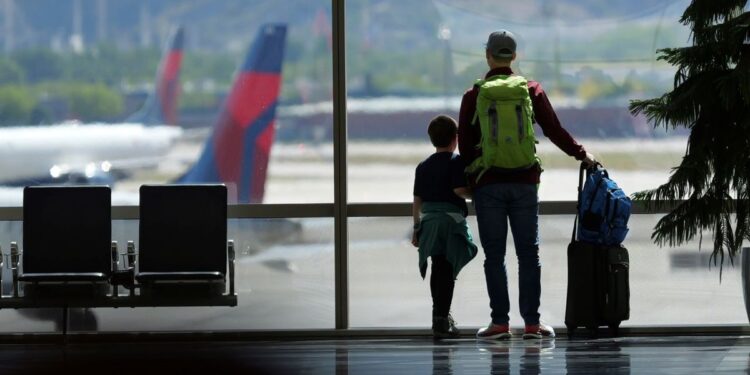 Beneficiarios del parole humanitario con permiso de viaje activo pueden volar a EEUU