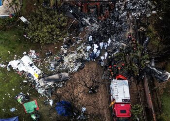 Empiezan a retirar cuerpos del avión que se estrelló en Brasil, causas siguen inciertas