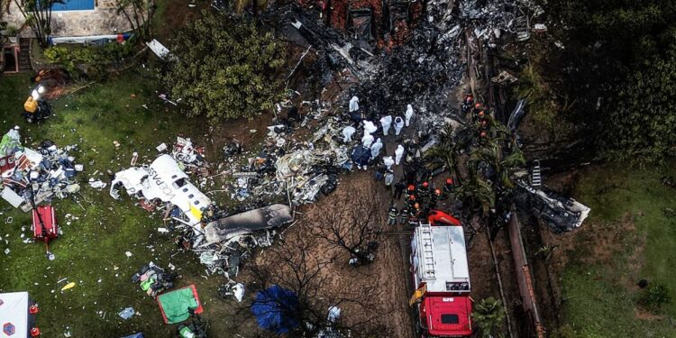 Empiezan a retirar cuerpos del avión que se estrelló en Brasil, causas siguen inciertas