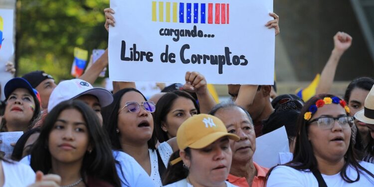 Masivos arrestos tras fraude de Maduro sumergen a Venezuela en el miedo