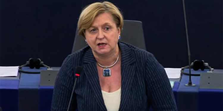 Excanciller polaca denuncia financiamiento de Europa a régimen cubano