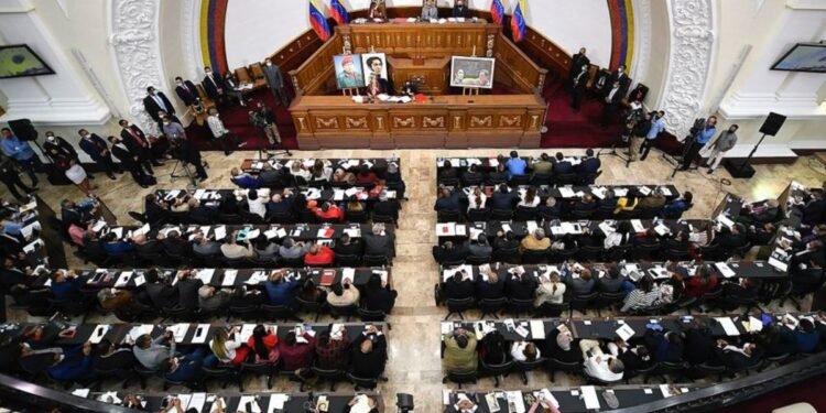 Parlamento chavista en Venezuela emprende leyes contra redes sociales y ONG