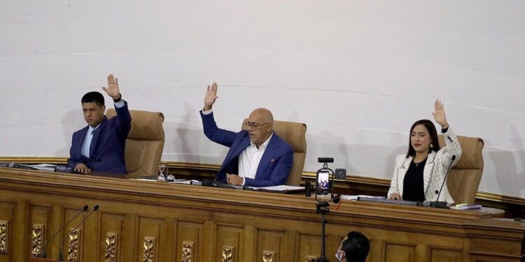 Parlamento chavista impulsa ley para controlar redes sociales