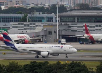 Colombia cancela vuelos por escasez de combustible