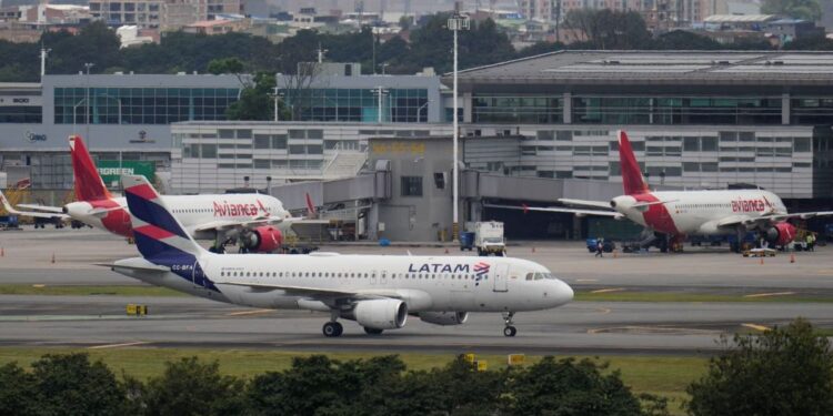 Colombia cancela vuelos por escasez de combustible