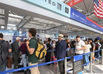 Se esperan aeropuertos, carreteras y playas llenas