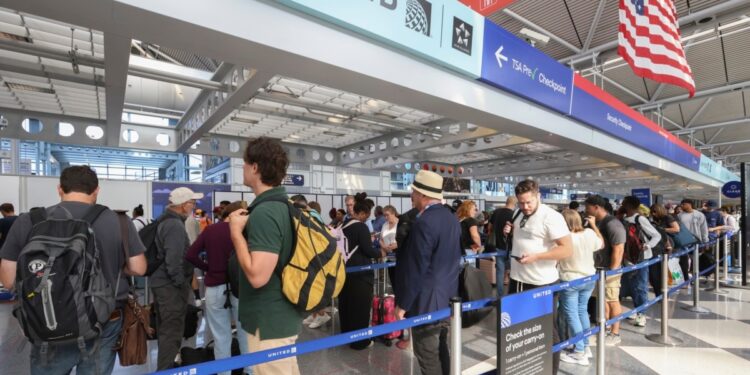 Se esperan aeropuertos, carreteras y playas llenas