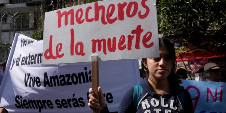 Afectados y ONG piden a la Asamblea exigir apagado de mecheros contaminantes en Amazonía