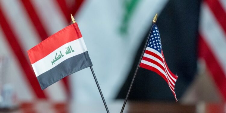 Ataque con cohetes a base militar en Irak causa heridas militares de EEUU