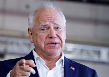 Tim Walz y su relación con China despierta comentarios