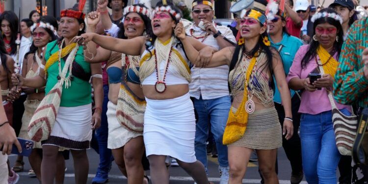 indígenas piden cierre de campo petrolífero en la selva ordenado en referendo