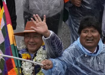 Arce promulga ley que elimina elecciones primarias; nuevo revés para Evo Morales