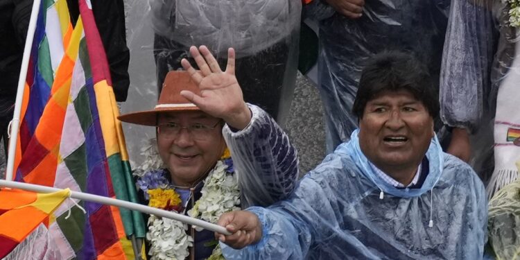 Arce promulga ley que elimina elecciones primarias; nuevo revés para Evo Morales