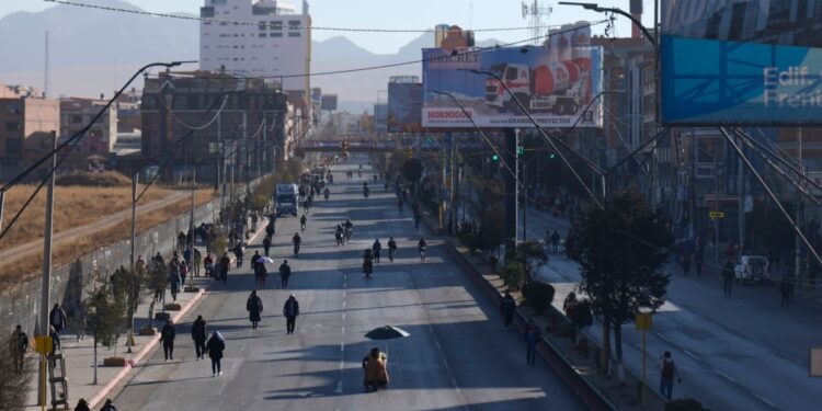 Protestas por desabastecimiento de combustible en Bolivia complican al presidente Arce
