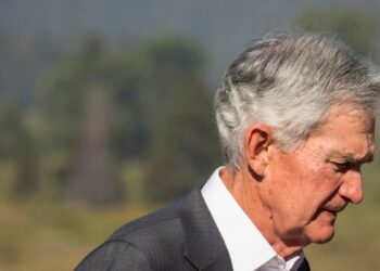 El presidente de la Reserva Federal de EEUU anticipó la posibilidad de bajar tasas de interés tras el repunte en la economía estadounidense.