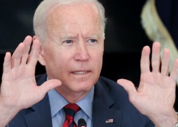 Un juez en Texas determina la suspensión temporal
de la medida inmigratoria para cónyuges de estadounidenses