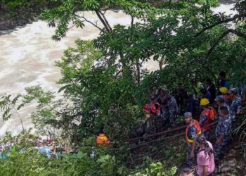 Mueren catorce personas y se teme que haya más desaparecidos tras caer un autobús a un río en Nepal