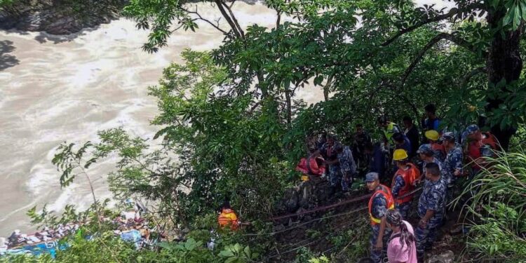 Mueren catorce personas y se teme que haya más desaparecidos tras caer un autobús a un río en Nepal