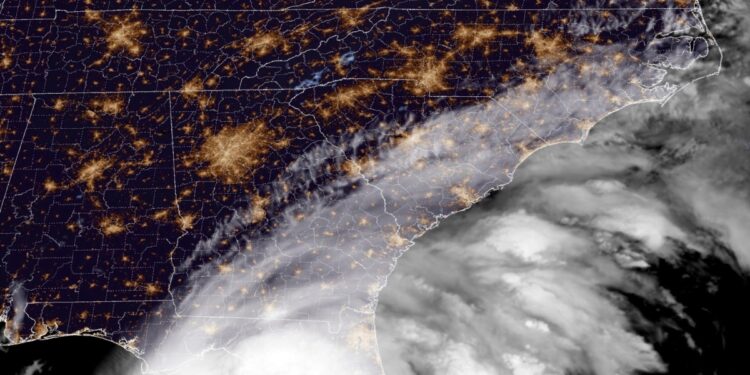 El huracán Debby llega a Florida cargada de una enorme cantidad de lluvia, amenaza con inundaciones y numerosos condados al norte del Estado