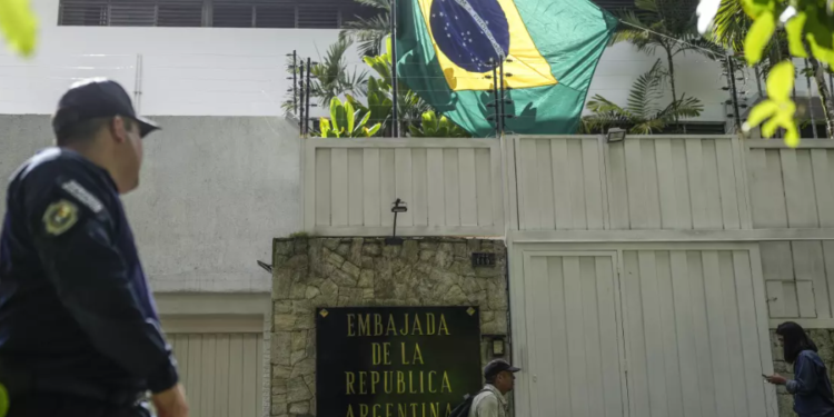Cancillería venezolana informa que Brasil custodiará embajadas de Argentina y Perú en Caracas