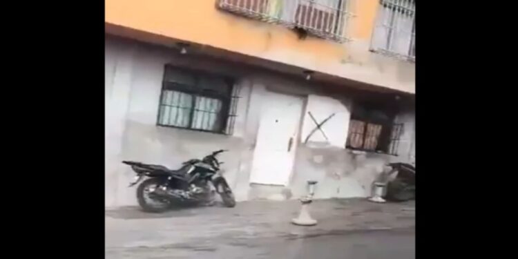 En un barrio popular de Caracas marcan las casas de opositores como hacían los nazis a los judíos